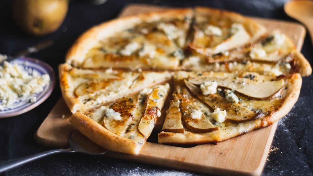 Pear and blue cheese pizza.