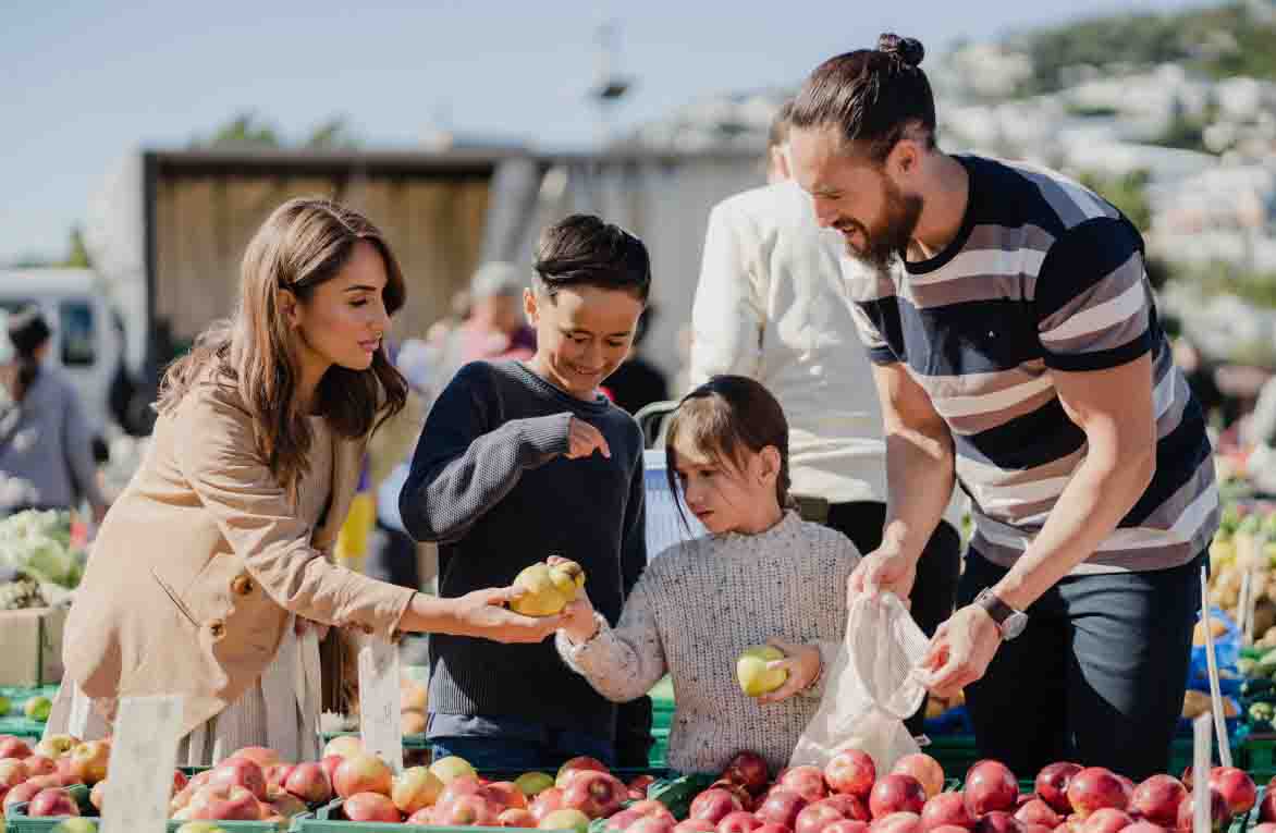 family picking fruit at market